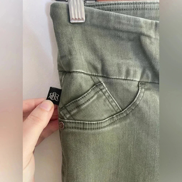 Rock & Republic Green Jeans Size 8 Green Grommet Slimming Denim RX Fever 0099 - Picture 2 of 8
